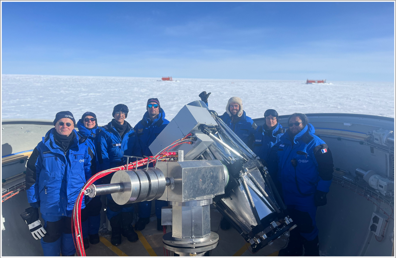 Les membres de l’équipe ASTEP et de l’Institut Polaire Français autour du télescope ASTEP, en Antarctique. 